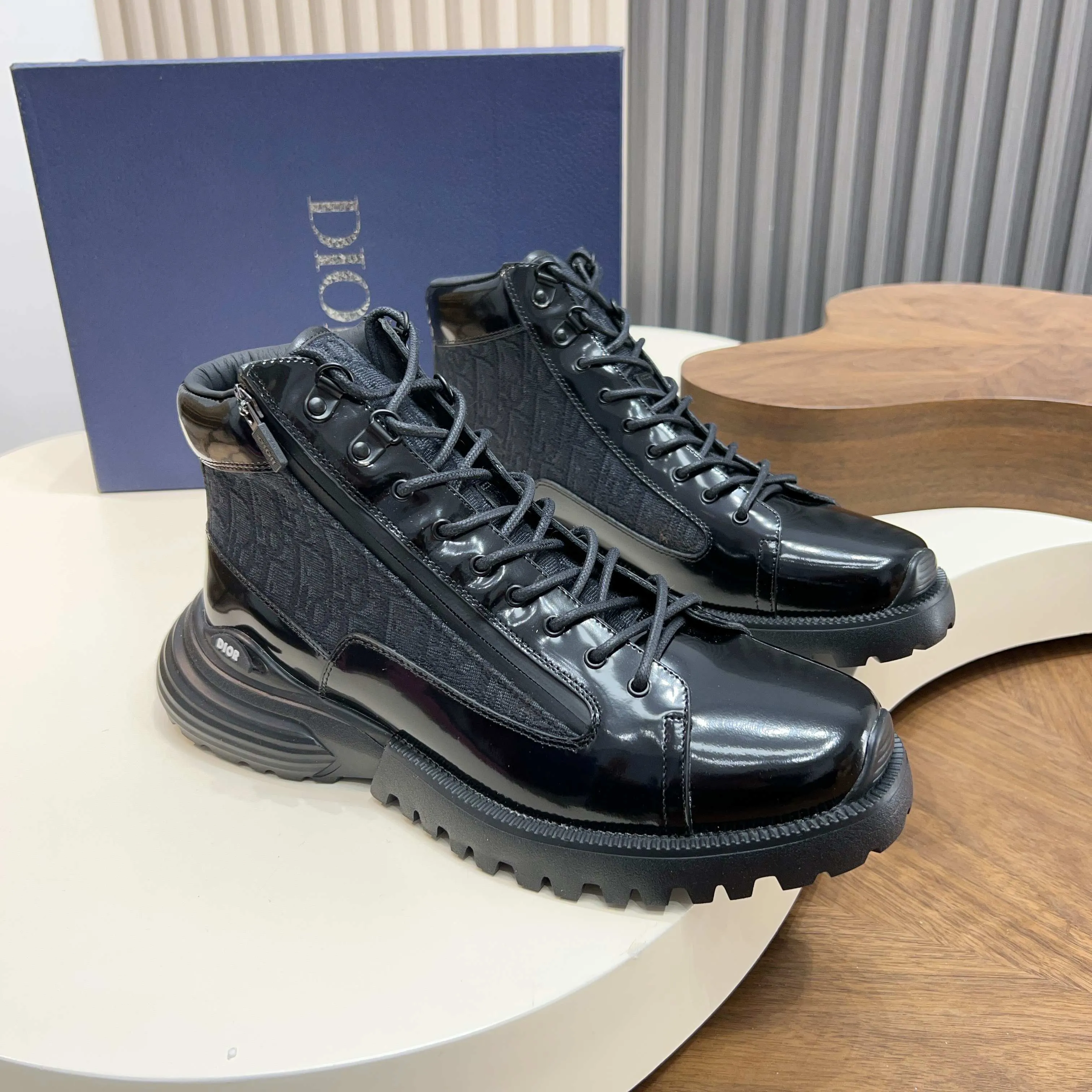 💰860 Dio* - Dior's autumn and winter luxury men's mid-top short boots, purely handmade, both inside and outside are imported first-layer cowhide, high-end quality and exquisite craftsmanship. Original TPU combination outsole. Wear a noble gentleman's taste. The best last type has been carefully debugged. 100% comfort. Size: 38-44 (38-45 can be customized)